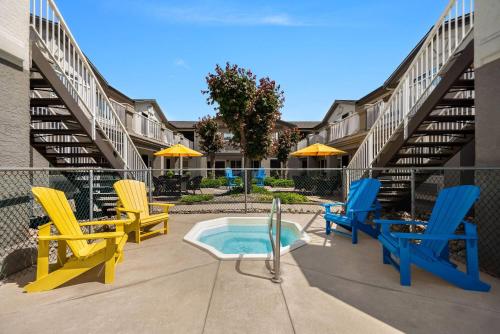 热水浴池, 基洛纳戴斯酒店 (Days Inn by Wyndham Kelowna) in 基洛那(BC) 热水浴池, 基洛纳戴斯酒店 (Days Inn by Wyndham Kelowna) in 基洛那(BC)