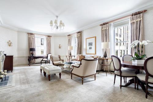 The Pierre A Taj Hotel in Аппер-Ист-Сайд The Pierre A Taj Hotel in Аппер-Ист-Сайд