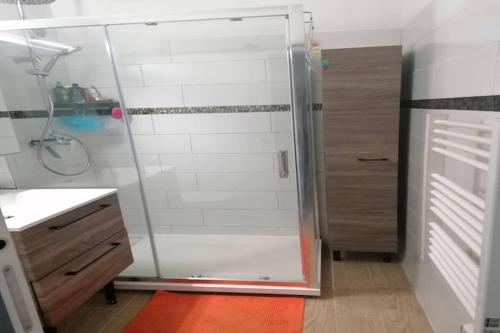 Bathroom, Grand studio in Antibes with terrace, cleaning included in La Fontonne Bathroom, Grand studio in Antibes with terrace, cleaning included in La Fontonne