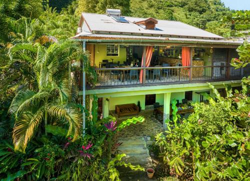 Exterior view, Hibiscus Valley Inn in Marigot Exterior view, Hibiscus Valley Inn in Marigot