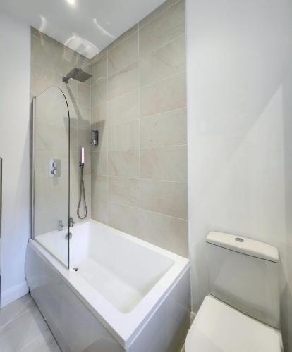 Zuhanyzó, Cozy & Bright 2BR in Long Eaton in Long Eaton Zuhanyzó, Cozy & Bright 2BR in Long Eaton in Long Eaton