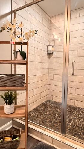 Bathroom, 3BR Executive Stay 15 Min to ATL Airport Fast Wi-Fi Free Parking in Collier Heights Bathroom, 3BR Executive Stay 15 Min to ATL Airport Fast Wi-Fi Free Parking in Collier Heights