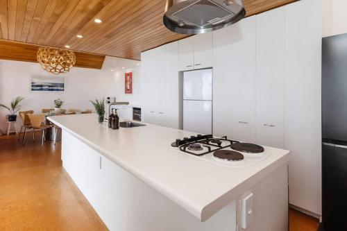 Beachfront Oakura - steps from stunning beach in Oakura Beachfront Oakura - steps from stunning beach in Oakura