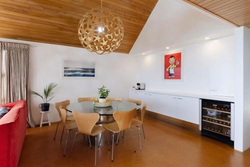 Beachfront Oakura - steps from stunning beach in Oakura Beachfront Oakura - steps from stunning beach in Oakura