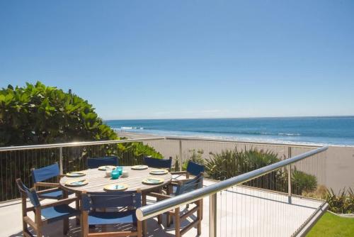 Beachfront Oakura - steps from stunning beach in Oakura Beachfront Oakura - steps from stunning beach in Oakura