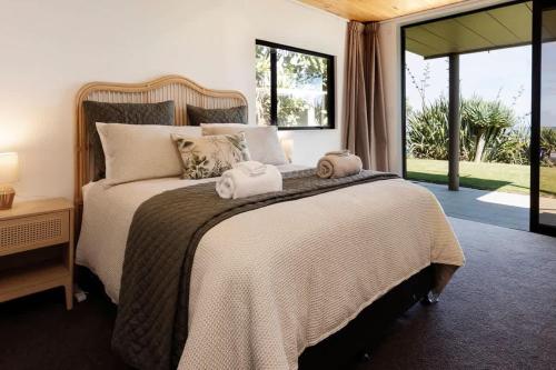 Beachfront Oakura - steps from stunning beach in Oakura Beachfront Oakura - steps from stunning beach in Oakura