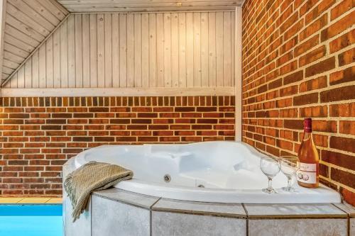 A szálláshely kívülről, Large Holiday Home With Pool, Spa And Sauna, 1500 Meters From The North Sea in Ohuse A szálláshely kívülről, Large Holiday Home With Pool, Spa And Sauna, 1500 Meters From The North Sea in Ohuse