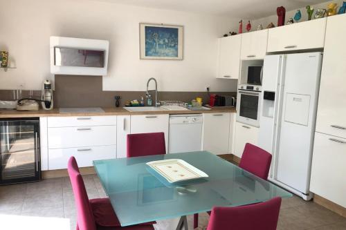 Kitchen, Pleasant modern house t4 airco pool jacuzzi parking in Saint-Georges-d'Orques Kitchen, Pleasant modern house t4 airco pool jacuzzi parking in Saint-Georges-d'Orques