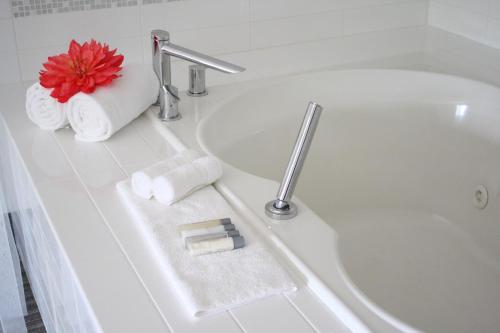 Υδρομασάζ, Schoenbrunn Inn in Νέα Φιλαδέλφεια(Οχάιο) Υδρομασάζ, Schoenbrunn Inn in Νέα Φιλαδέλφεια(Οχάιο)