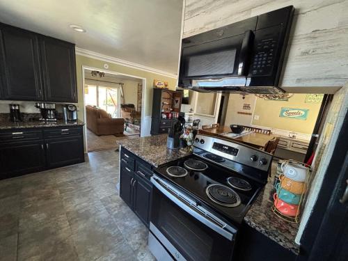 Peaceful & Cozy 3 bedroom Ranch-Home w/Fireplace