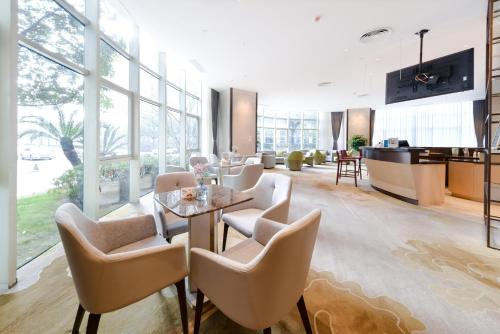 Bar, Holiday Inn Xiaoshan By IHG in Hangzhou Bar, Holiday Inn Xiaoshan By IHG in Hangzhou