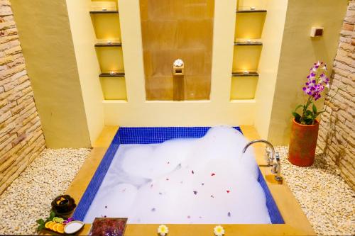 Horizon Karon Beach Resort & Spa in Karon Horizon Karon Beach Resort & Spa in Karon