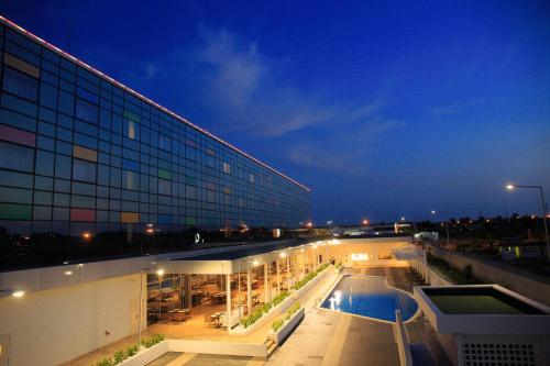 Swimming pool, Radisson Blu Hotel, Abidjan Airport in Abidjan Swimming pool, Radisson Blu Hotel, Abidjan Airport in Abidjan