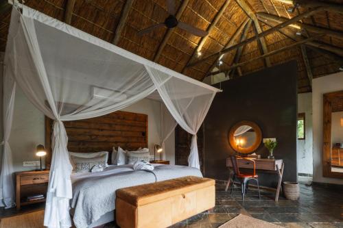 Lalibela Game Reserve - Inzolo Lodge in Sidbury Lalibela Game Reserve - Inzolo Lodge in Sidbury