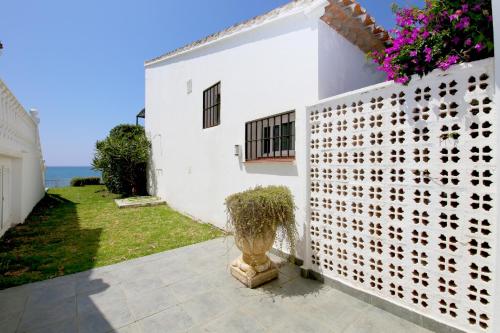 Jardín, Beach House with Direct Beach Access and community Pool, Estepona in Alcazaba Beach Jardín, Beach House with Direct Beach Access and community Pool, Estepona in Alcazaba Beach