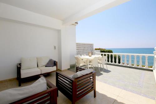 Terraza/balcón, Beach House with Direct Beach Access and community Pool, Estepona in Alcazaba Beach Terraza/balcón, Beach House with Direct Beach Access and community Pool, Estepona in Alcazaba Beach