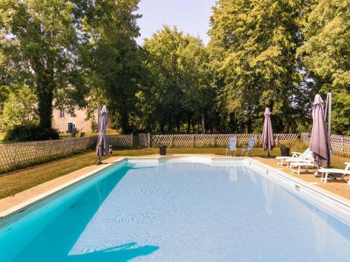Swimming pool, Cottage in Chaleix near Forest and Lake, cleaning included in Chalais (Aquitaine) Swimming pool, Cottage in Chaleix near Forest and Lake, cleaning included in Chalais (Aquitaine)