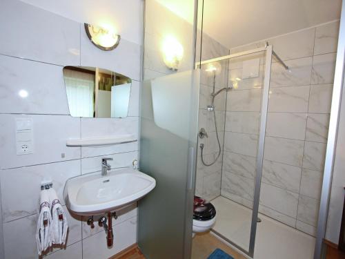 Bathroom, Apartment near the ski lift, cleaning included in Zell am Ziller Bathroom, Apartment near the ski lift, cleaning included in Zell am Ziller