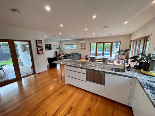 City Fringe luxury with pool and spa in Fendalton City Fringe luxury with pool and spa in Fendalton