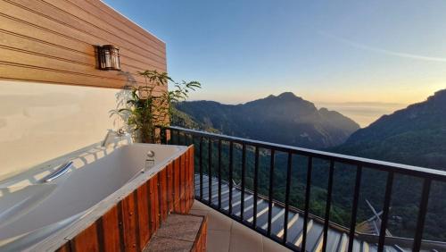 Balcony/terrace, Phahee valley ผาฮี้วัลเล่ย์ near Doi Tung Palace Balcony/terrace, Phahee valley ผาฮี้วัลเล่ย์ near Doi Tung Palace