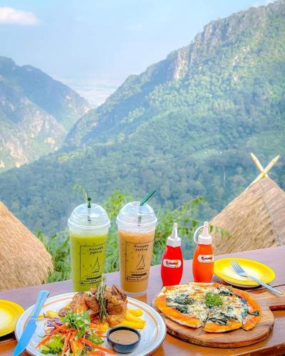 Bar/lounge, Phahee valley ผาฮี้วัลเล่ย์ near Doi Tung Palace Bar/lounge, Phahee valley ผาฮี้วัลเล่ย์ near Doi Tung Palace