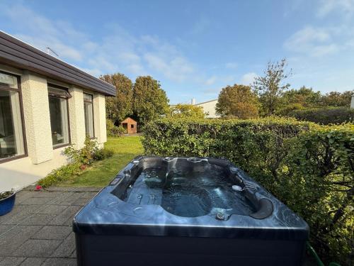 อ่างแช่น้ำร้อน, Modern and stylish house in heart of Reykjavik in เซลต์ยาร์นาร์เนส อ่างแช่น้ำร้อน, Modern and stylish house in heart of Reykjavik in เซลต์ยาร์นาร์เนส