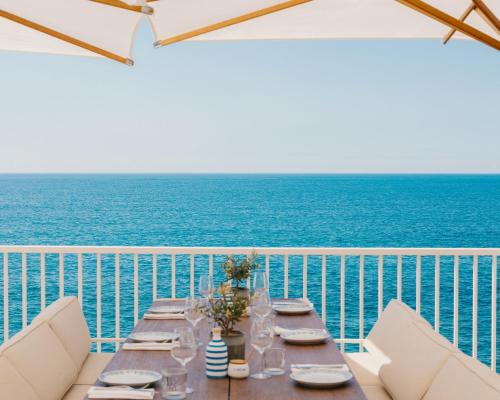 Restaurant, Les Roches Rouges, a Beaumier hotel in Saint-Raphael Restaurant, Les Roches Rouges, a Beaumier hotel in Saint-Raphael