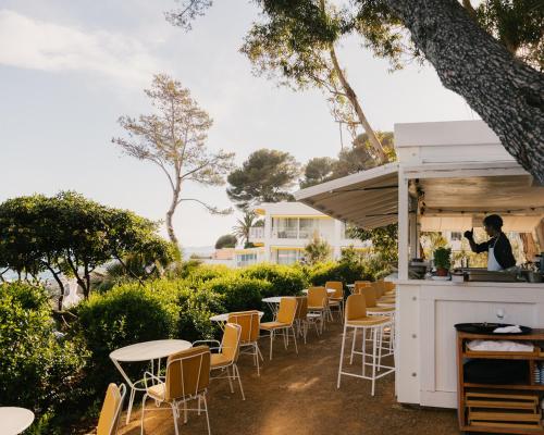 Restaurant, Les Roches Rouges, a Beaumier hotel in Saint-Raphael Restaurant, Les Roches Rouges, a Beaumier hotel in Saint-Raphael