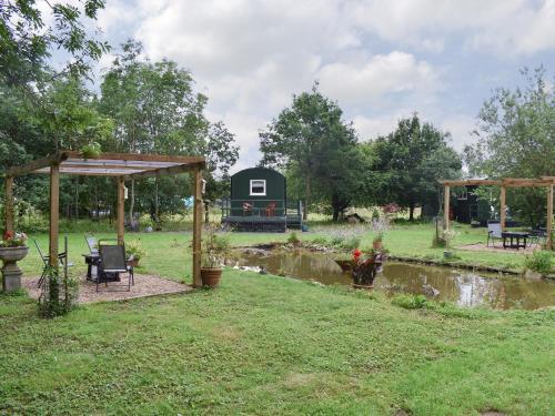 Exterior view, Shepherds Hut 2 At Laddingford - Uk32534 in Greater London Exterior view, Shepherds Hut 2 At Laddingford - Uk32534 in Greater London