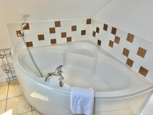 Facilities, Modern Three Bedroom Gem Near Beach - Sleeps 6 - Steam Shower Cabin - Fast WiFi - Garden in Talbot and Branksome Woods Facilities, Modern Three Bedroom Gem Near Beach - Sleeps 6 - Steam Shower Cabin - Fast WiFi - Garden in Talbot and Branksome Woods