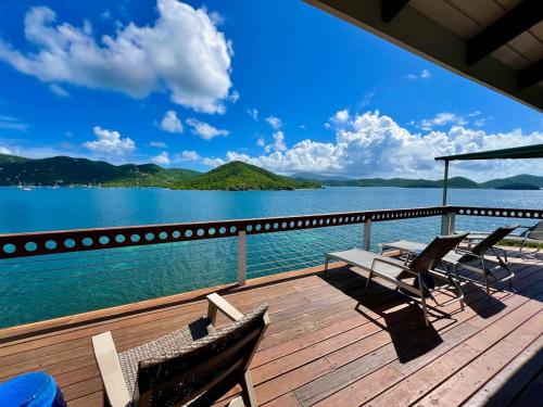Cliffhanger - Oceanfront Simple Luxury with Endless Blue Views in Central Cliffhanger - Oceanfront Simple Luxury with Endless Blue Views in Central