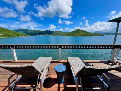 Cliffhanger - Oceanfront Simple Luxury with Endless Blue Views in Central Cliffhanger - Oceanfront Simple Luxury with Endless Blue Views in Central