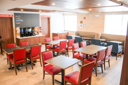 식음료(F&B), 홀리데이 인 익스프레스 마스페스 호텔 바이 IHG (Holiday Inn Express Maspeth Hotel By IHG) in 퀸즈 식음료(F&B), 홀리데이 인 익스프레스 마스페스 호텔 바이 IHG (Holiday Inn Express Maspeth Hotel By IHG) in 퀸즈