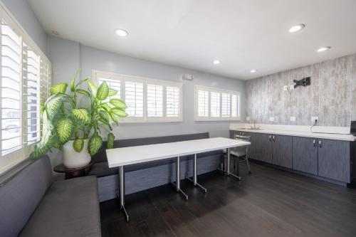 Exterior view, Hollywood City Inn in Hollywood Exterior view, Hollywood City Inn in Hollywood