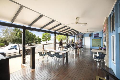 Food and beverages, Nightcap at Marine Hotel Cardwell in Cardwell Food and beverages, Nightcap at Marine Hotel Cardwell in Cardwell