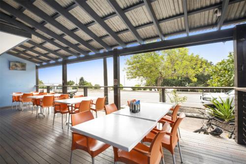 Restaurant, Nightcap at Marine Hotel Cardwell in Cardwell Restaurant, Nightcap at Marine Hotel Cardwell in Cardwell