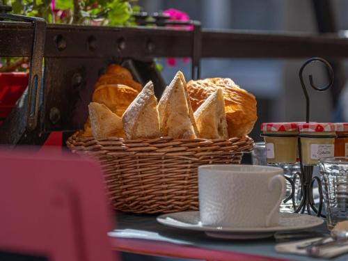 Terraza/balcón, Logis Hotel Central in Montargis Terraza/balcón, Logis Hotel Central in Montargis