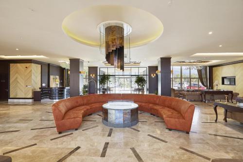 Lobby, Ramada Resort by Wyndham Kazdaglari Thermal and Spa in Güre Lobby, Ramada Resort by Wyndham Kazdaglari Thermal and Spa in Güre