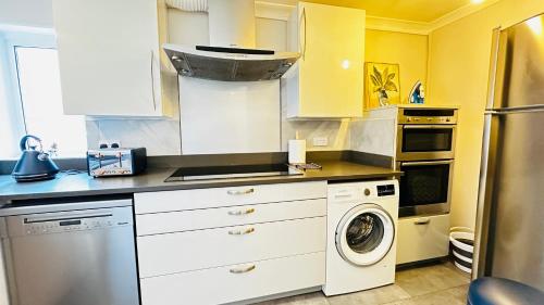 Inviting 2 Bed Guest House steps away from Ascot Racecourse 3 mins drive, 5 mins to Legoland, 12 min in Ascot Inviting 2 Bed Guest House steps away from Ascot Racecourse 3 mins drive, 5 mins to Legoland, 12 min in Ascot