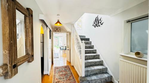 Inviting 2 Bed Guest House steps away from Ascot Racecourse 3 mins drive, 5 mins to Legoland, 12 min in Ascot Inviting 2 Bed Guest House steps away from Ascot Racecourse 3 mins drive, 5 mins to Legoland, 12 min in Ascot