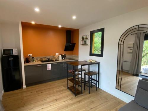 Cocina, Les Cabanes du Lac - SPA - Petit Déjeuné - Cabane du frêne & Cabane du chêne Premium (Les Cabanes du Lac - SPA - Petit Dejeune - Cabane du frene & Cabane du chene Premium) in Lourdes City Center Cocina, Les Cabanes du Lac - SPA - Petit Déjeuné - Cabane du frêne & Cabane du chêne Premium (Les Cabanes du Lac - SPA - Petit Dejeune - Cabane du frene & Cabane du chene Premium) in Lourdes City Center