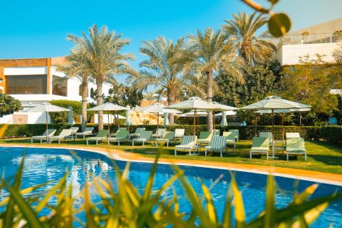 Swimming pool, Dubai Marine Beach Resort & Spa in Jumeirah Beach Swimming pool, Dubai Marine Beach Resort & Spa in Jumeirah Beach