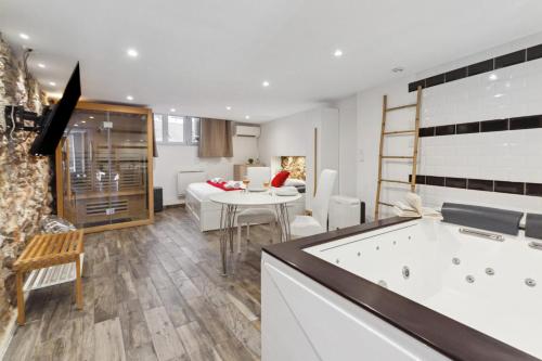 La Suite Confidentielle - Balneo - Sauna - Hypercentre in لو سوكينت البلدة القديمة La Suite Confidentielle - Balneo - Sauna - Hypercentre in لو سوكينت البلدة القديمة