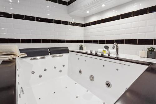 La Suite Confidentielle - Balneo - Sauna - Hypercentre in لو سوكينت البلدة القديمة La Suite Confidentielle - Balneo - Sauna - Hypercentre in لو سوكينت البلدة القديمة