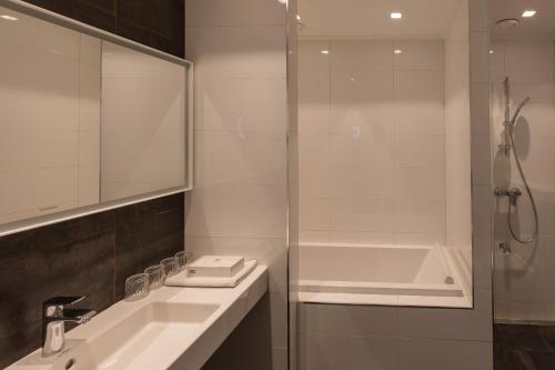 Bathroom, Hotel Cikada in Mariehamn Bathroom, Hotel Cikada in Mariehamn