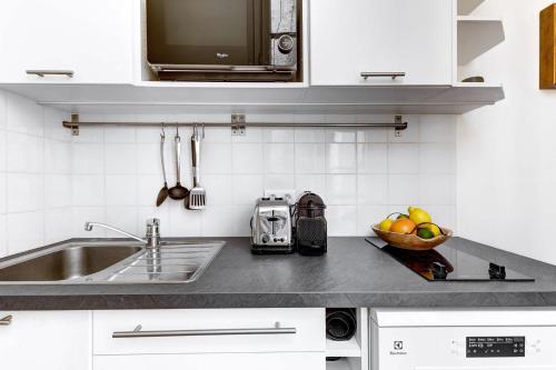 Kitchen, Palais Royal & Louvre - 1BR - Paris Vacation Rentals in Paris Kitchen, Palais Royal & Louvre - 1BR - Paris Vacation Rentals in Paris
