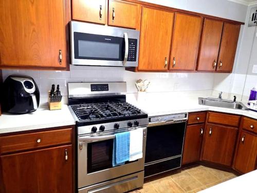 Konyha, Elegant Towson Townhome Near Baltimore 4BR Oasis in Towson Konyha, Elegant Towson Townhome Near Baltimore 4BR Oasis in Towson