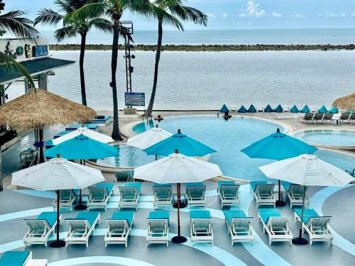 Swimming pool, Combo Beach Hotel Samui near Pagoda Khao Hua Jook Swimming pool, Combo Beach Hotel Samui near Pagoda Khao Hua Jook