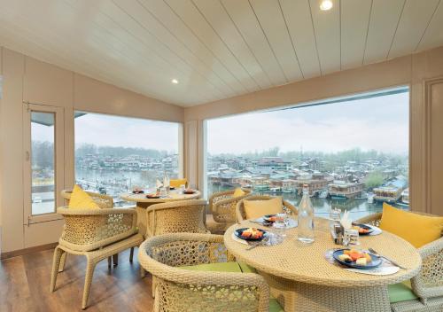 مطعم, Bloom Boutique - Dal Lake in سريناغار مطعم, Bloom Boutique - Dal Lake in سريناغار