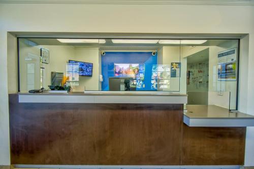 Lobby, Studio 6 Phoenix, AZ - Deer Valley in Phoenix (AZ) Lobby, Studio 6 Phoenix, AZ - Deer Valley in Phoenix (AZ)